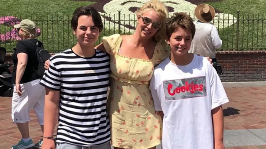 Britney Spears menghabiskan waktu bersama putranya Jayden
