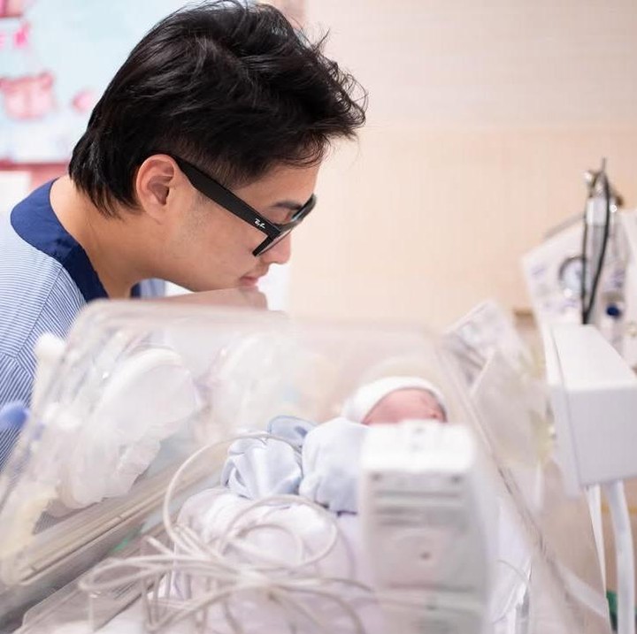 <p>Pada Selasa, 17 Juni 2025, Clarissa mengunggah foto sang suami yang sedang menatap seorang bayi mungil. "Charles Anthony my world," tulisnya di caption. Di Instagram sang Bunda, Liliana tampak memberikan ucapan selama kepada putrinya tersebut. "Selamat Anthony & Clarissa atas kelahiran anak pertama, bayi laki-laki yang tampan Charles pada 15 Juni 2025," ucapnya. Foto: Instagram @clarissatanoe</p>