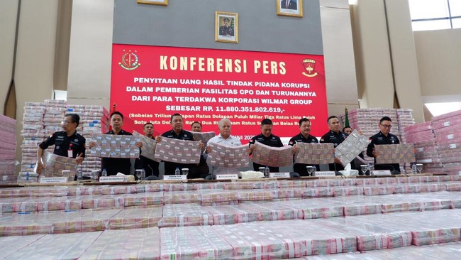 Kejaksaan Agung menyita Rp11,8 triliun dari Wilmar Group terkait korupsi ekspor CPO. Kasus ini melibatkan kerugian negara hingga Rp18,3 triliun.