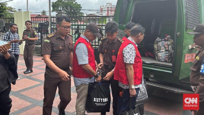 Empat petinggi Bank Modern Express di Maluku dieksekusi terkait korupsi penggelapan dana Rp70 miliar. Mereka dijatuhi hukuman penjara dan denda.
