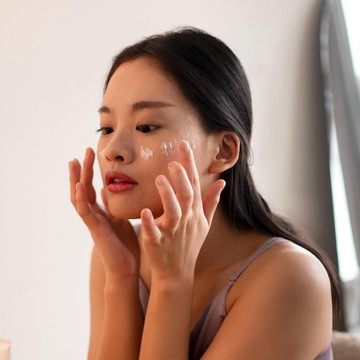 Nggak Bikin Luntur! Simak 5 Cara Terbaik Reapply Sunscreen di Atas Makeup