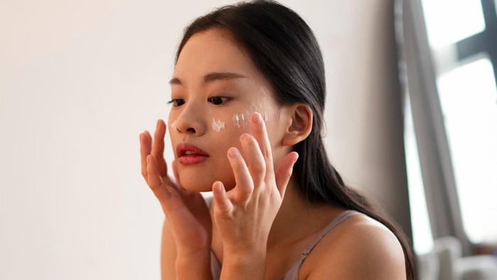 img-title Nggak Bikin Luntur! Simak 5 Cara Terbaik Reapply Sunscreen di Atas Makeup