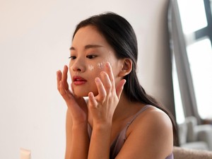 Nggak Bikin Luntur! Simak 5 Cara Terbaik Reapply Sunscreen di Atas Makeup