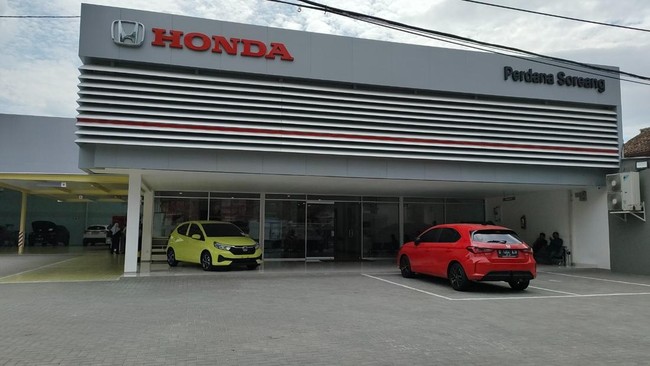 Honda Resmikan Dealer Perdana Soreang Peresmian dealer ini untuk menegaskan bahwa Honda terus berkomitmen menjangkau konsumen usai beberapa dealer berhenti beroperasi dalam satu tahun terakhir.