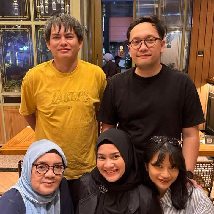 <p>Pada tahun 2023, Dira pertama kali mengungkap sosok sang kekasih ke publik. Ketika itu, Dira membagikan potret kebersamaannya dengan Adrian saat merayakan Idul Fitri bersama. Setelah itu, Dira beberapa kali mengunggah foto bersama sang kekasih. Ikke Nurjanah sendiri belum lama ini mengunggah foto bersama anak dan calon menantu saat merayakan ulang tahunnya yang ke-51 tahun. (Foto: Instagram @ikkenurjanah0518)</p>