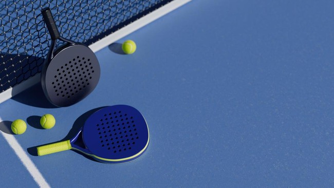 Padel dan tenis memang punya sejumlah kesamaan namun keduanya adalah cabang olahraga berbeda. Berikut perbedaan utama padel dan tenis yang wajib diketahui.