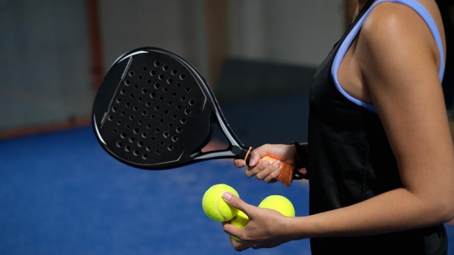 Kelurahan Gandaria Selatan mediasi antara pemilik lapangan padel dan warga terkait kebisingan. Hasilnya, pemasangan peredam suara dan perubahan jam operasional.