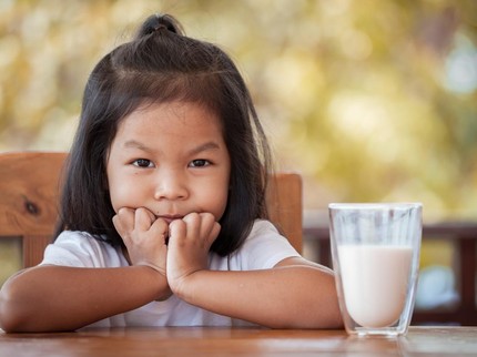 Mengenal Intoleransi Laktosa dan Bedanya dengan Alergi Susu Sapi pada Anak