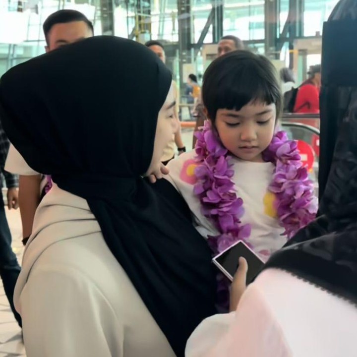 <p>Bertemu kembali dengan anak-anak adalah momen yang paling dinantikan Irish selama perjalanan pulang. Ia pun bersyukur sampai di Indonesia dengan selamat. “Alhamdulillah engkau berikan keselamatan, kesehatan, dan bisa bertemu kembali dengan anak-anak yang udah dikangenin,” ungkapnya. (Foto: Instagram@_irishbella_)</p>