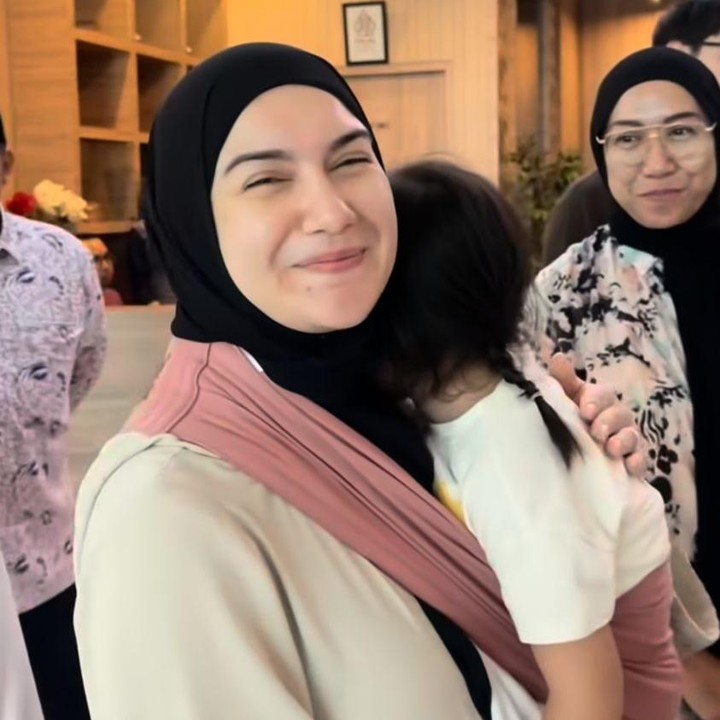 <p>Perempuan 29 tahun ini mengabadikan momen saat melepas rindu dengan keluarga, terutama anak-anaknya setelah lama pergi ke Tanah Suci untuk menjalani ibadah haji. “Perjalanannya itu adalah perjalanan paling lama untuk pulang karena rasanya kok enggak nyampe-nyampe saking udah kangen beratnya,” ujar Irish, dikutip dari laman<em> Instagram@_irishbella_. </em>(Foto: Instagram@_irishbella_)</p>