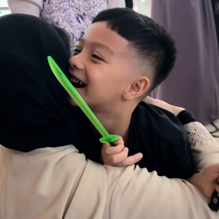 <p>Sesampainya di bandara, Air Rumi Akbar dan Amala Puti Sabai Akbar, terlihat sudah menunggu kedatangan ibunda dan sang ayah. Ketika bertemu, mereka pun langsung menghampiri orang tuanya dan memberikan pelukan hangat. (Foto: Instagram@_irishbella_)</p>