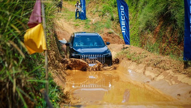 Jaecoo J8 AWD tersemat mesin konvensional 2.000 cc yang mampu melepas 245 hp dan torsi 385 nm. Klaim perusahaan mobil dapat berakselerasi 0-100 dalam 9 detik.