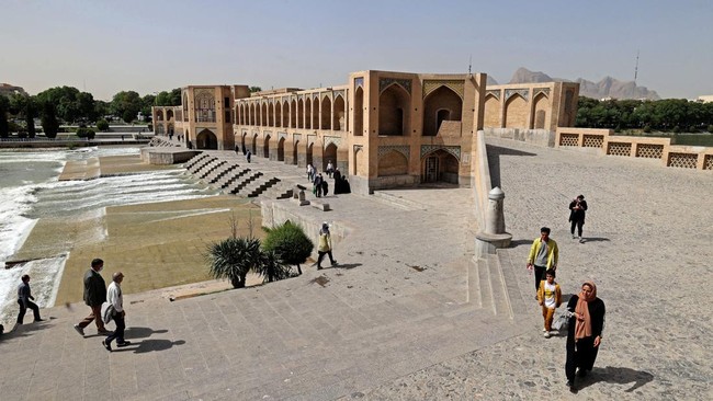 FOTO: Mengagumi Arsitektur Jembatan Khaju di Isfahan Iran