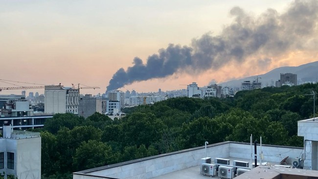 Balasan Serangan Zionis Iran keluarkan perintah evakuasi jelang gempur kantor berita Israel sebagai balasan serangan Zionis ke media pemerintah Iran.