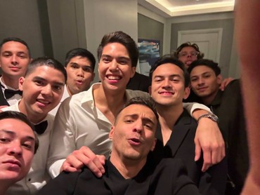 img-title Ketemu di Pernikahan Al Ghazali, El Rumi Rangkul Akrab Rizky Nazar