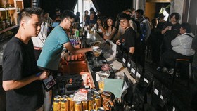 FOTO: Alkohol Absen di Klub Malam Ini, Diganti Secangkir Kopi