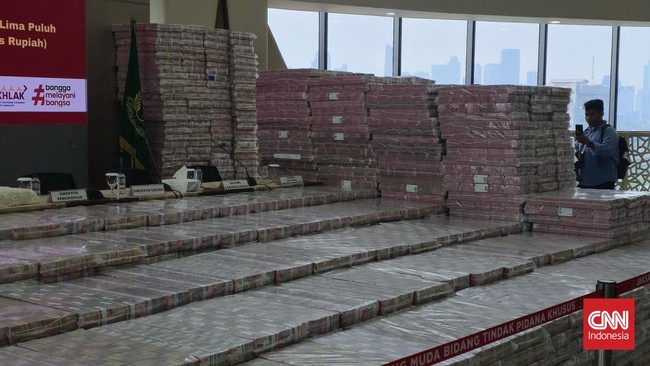 Kejaksaan Agung mengusut kasus korupsi besar dengan potensi kerugian ratusan triliun. Kasus meliputi Pertamina, Wilmar Group, dan Duta Palma Group.