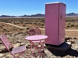 Kulkas Pink Barbie Bagai Oase di Tengah Gurun Afrika, Apa Isinya?