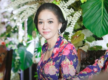 img-title Diratukan Irwan Mussry, Kalung Blue Sapphire Maia Estiaty di Nikahan Al Ghazali Seharga Rumah