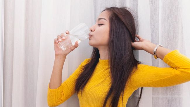 Rutin Minum Air Putih yang Cukup Setiap Hari, Rasakan 7 Perubahan Ini pada Tubuh
