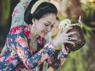 Pengen Tampil Anggun ala Maia Estianty Pakai Blue Sapphire? Coba Kalung Ini