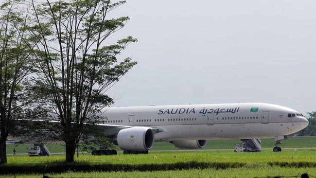 Pesawat Saudia Airlines SI-576 mendarat darurat di Kualanamu akibat ancaman bom. Pesawat membawa 442 jemaah haji asal Indonesia dari Jeddah ke Jakarta.