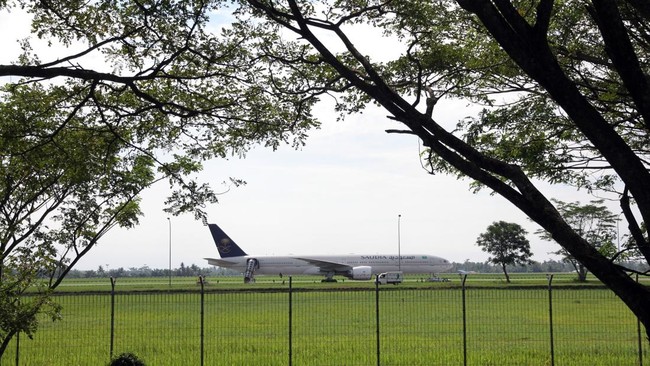 Densus 88 berkoordinasi dengan Arab setelah ancaman bom di pesawat Saudia Airlines. Pesawat mendarat darurat di Kualanamu, semua penumpang aman.