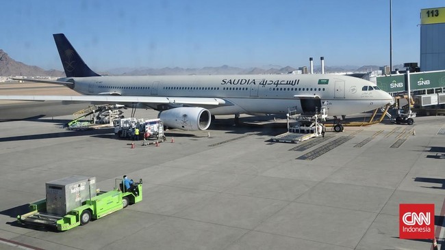 Pesawat Saudia Airlines pengangkut rombongan jemaah haji mendarat darurat di Bandara Internasional Kualanamu, Sumatera Utara, pada Sabtu (21/6).