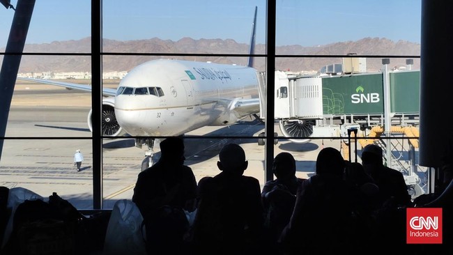 Pesawat Saudia Airlines mendarat darurat di Kualanamu akibat ancaman bom. Sebanyak 376 penumpang jemaah haji dievakuasi dengan aman.