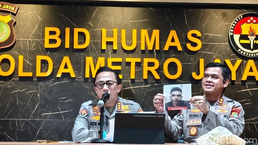 Polisi menangkap 2 pria diduga pelaku pengeroyokan dan pencabulan terhadap pria dan wanita kakak beradik yang merupakan adik Habib Bahar bin Smith&period; &lpar;Kurniawan F&sol;detikcom&rpar;