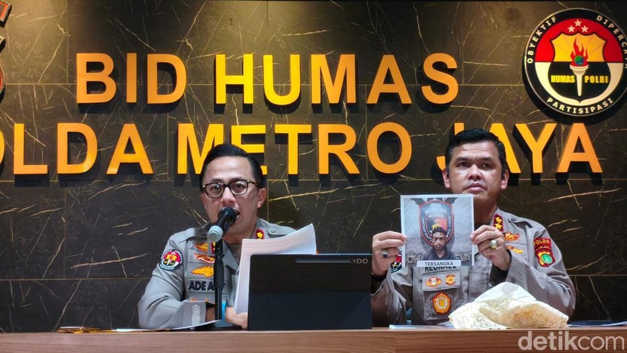 Polisi menangkap 2 pria diduga pelaku pengeroyokan dan pencabulan terhadap pria dan wanita kakak beradik yang merupakan adik Habib Bahar bin Smith&period; &lpar;Kurniawan F&sol;detikcom&rpar;