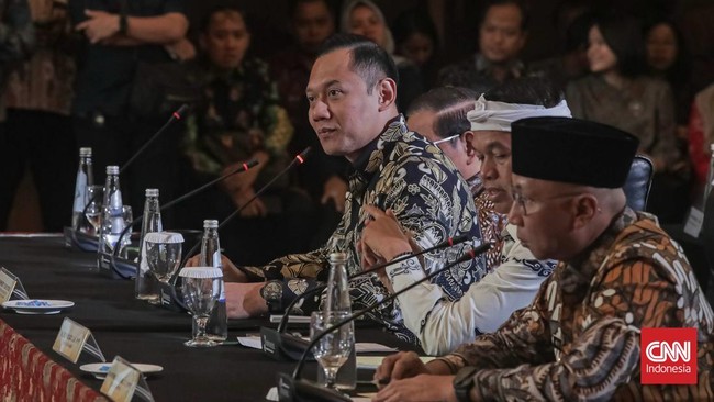 AHY menyoroti persoalan tanah yang terus menurun di pesisir Jawa. Dia menyatakan butuh solusi yang komprehensif.