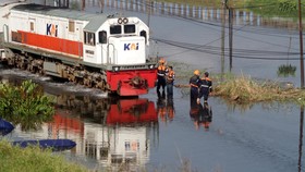 FOTO: Rel Kereta dan Jalanan di Porong Kebanjiran Imbas Hujan Semalam