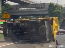 Truk Terguling di Tol Jagorawi Km 7, Lalin Arah Cawang Padat
