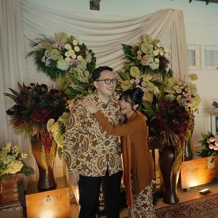 <p>Dira membagikan momen acara lamarannya di akun Instagram. Acara ini digelar tertutup dan hanya dihadiri oleh kerabat dekatnya dan sang kekasih. "<em>Finally the cat’s outta the bag</em> (akhirnya rahasia terungkap)," tulisnya. (Foto: Instagram @adirakania)</p>