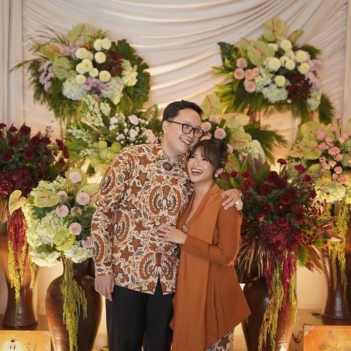<p>Dalam acara lamaran ini, Dira terlihat mengenakan kebaya kutu baru polos berwarna cokelat yang dipadukan dengan kain bawahan batik. Sementara itu, kekasihnya Adrian memakai baju batik yang motifnya serupa dengan kain bawahan Dira. (Foto: Instagram @adirakania)</p>
