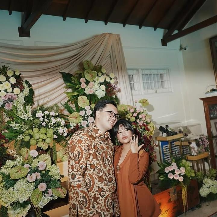 <p>Dira terlihat begitu bahagia di acara lamaran ini. Dalam beberapa foto yang diunggahnya, perempuan 26 tahun ini kerap memamerkan cincin pertunangan yang diberikan kekasihnya di hari spesial itu, Bunda. (Foto: Instagram @adirakania)</p>