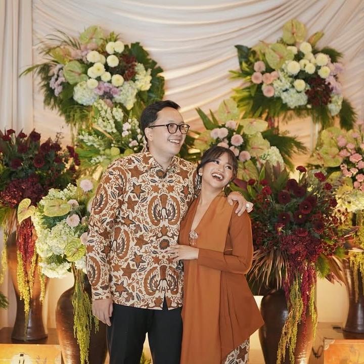 <p>Putri Ikke Nurjanah dan Aldi Bragi, Siti Adira Kania segera melepas masa lajangnya. Perempuan yang akrab disapa Dira ini baru saja menggelar acara lamaran dengan pria pujaan hatinya yang bernama Andrian. (Foto: Instagram @adirakania)</p>