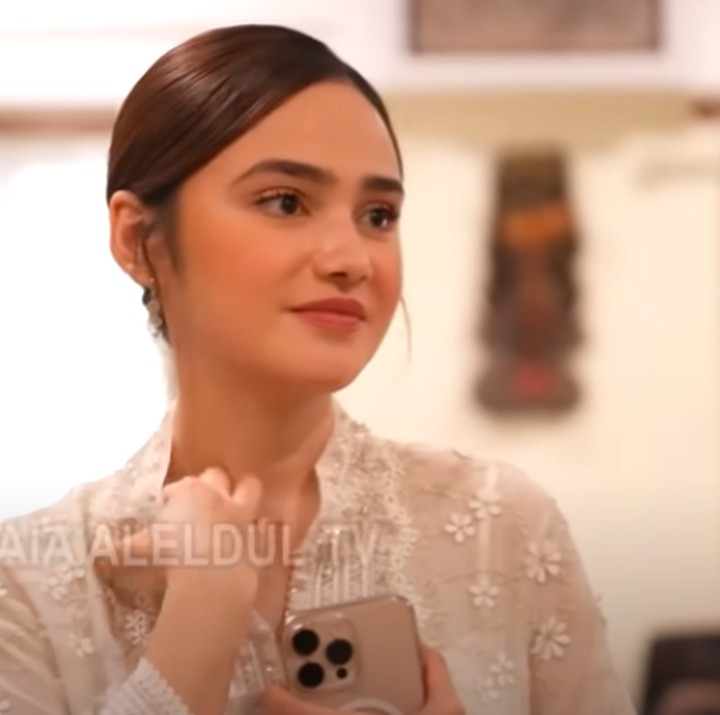 <p>Melihat pesona kekasih sang putra El Rumi, Maia Estianty pun meminta Syifa mengenakan bros dengan harga yang sangat mahal. Namun, Syifa menolak tawaran itu. “Jangan. Lebih ke <em>pressure</em> ya aku bawa rumah ini kayaknya di badan,” tuturnya, dikutip dari kanal<em> YouTube MAIA ALELDUL TV,</em> Selasa (17/6/2025). (Foto: YouTube MAIA ALELDUL TV)</p>