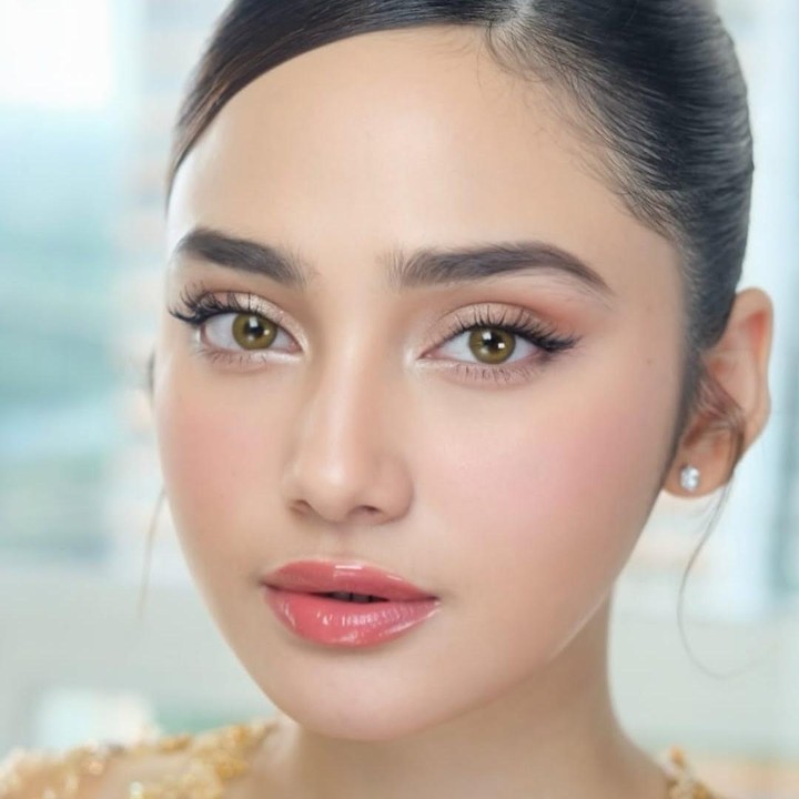 <p>Penampilannya itu membuat Syifa dibanjiri komentar netizen yang memuji kecantikannya. “MasyaAllah cakep bgtt,” tulis akun <em>@winda****.</em> “Masya Allah mata nya cantik bangett,” tulis akun <em>@imaima****.</em> “MasyaAllah cantik bgt make up dan orng nya,” tulis akun <em>@fadhilasyad****. </em>(Foto: Instagram@ryanogilvy)</p>