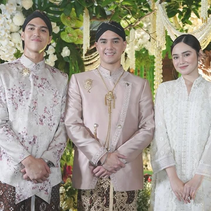 <p>Syifa Hadju tak pernah lepas dari sorot publik. Aktris yang satu ini selalu berhasil memikat hati banyak orang lewat kecantikan yang dimilikinya. Bahkan, belum lama ini, pesonanya berhasil mencuri perhatian saat menghadiri acara pernikahan Alyssa Daguise dan Al Ghazali. (Foto: Instagram@elelrumi)</p>