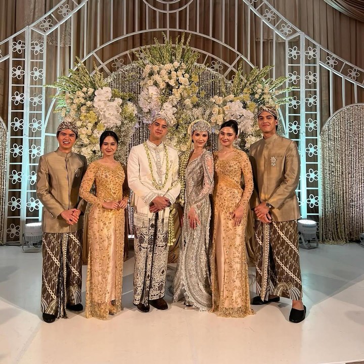 <p>Tak hanya itu, Syifa juga ikut mendampingi sang kekasih menghadiri acara akad nikah Al dan Alyssa. Syifa tampil mengenakan kebaya berwarna krem dengan rok satin, kembar dengan Tissa Biani. (Foto: Instagram@tissabiani)</p>