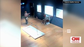 VIDEO: Turis Rusak Kursi Kristal Van Gogh Saat Berfoto