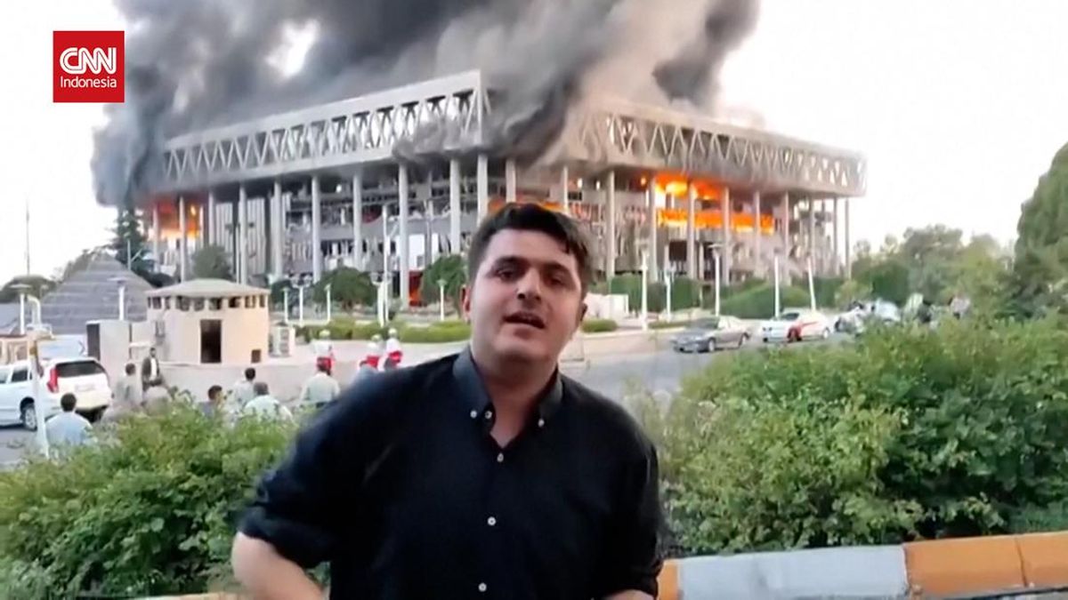 VIDEO: Jurnalis Iran Siaran Langsung dari Kantor Berita yang Terbakar