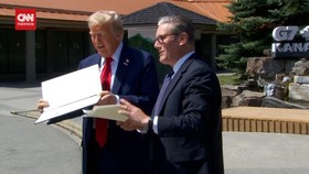 VIDEO: Momen Trump Jatuhkan Dokumen Perjanjian AS-Inggris