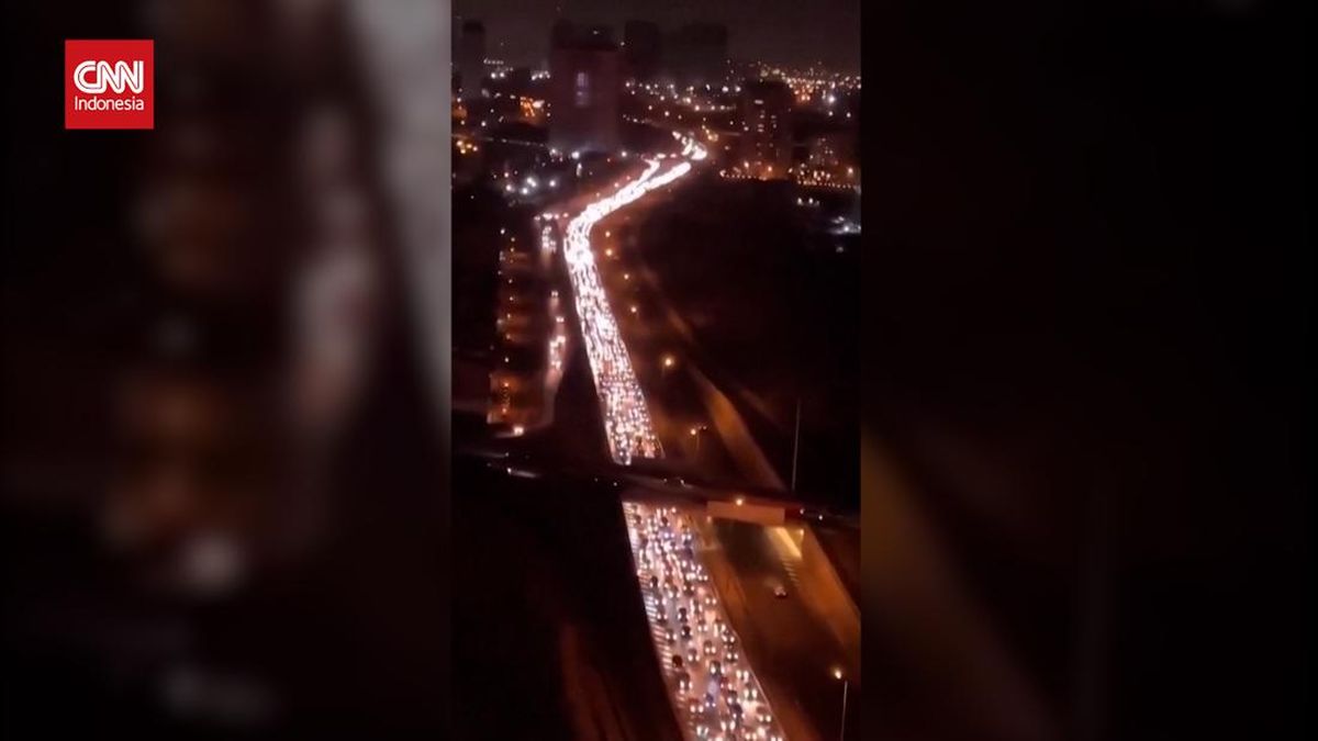 VIDEO: Iran Macet Parah usai Rudal Israel Hantam Jalan Layang