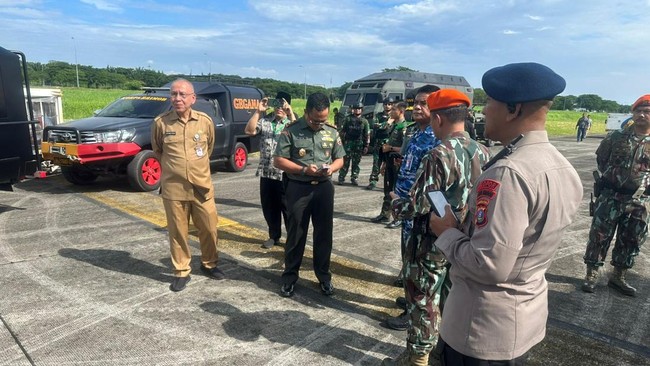 Pesawat pengangkut rombongan jemaah haji mendarat darurat di Bandara Kualanamu, Sumatera Utara pada Sabtu (21/6).