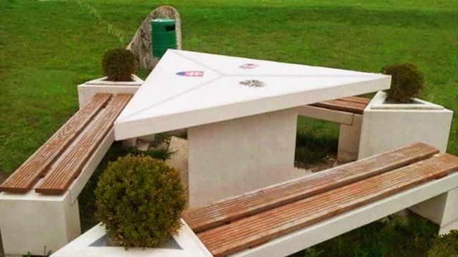 Meja piknik Tripoint Jahrndorf terletak di titik 3 negara berbeda sekaligus, sehingga kamu bisa menikmati makan siang di 3 negara secara bersamaan.