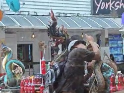 Viral Turis Cium Patung Naga, Jadi Olok-olokan Warga Setempat