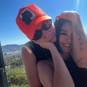 7 Potret Kemesraan Agnez Mo Dapat Pesan Ultah Romantis dari Pacar Berondong